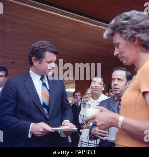Der amerikanische Senatore Edward Ted Kennedy unterhält sich mit Dr. Mildred Scheel bei einem Besuch a Bonn, Deutschland 1971. Senatore americano Edward Ted Kennedy parla al dottor Mildred Scheel durante la visita a Bonn, Germania 1971. Foto Stock