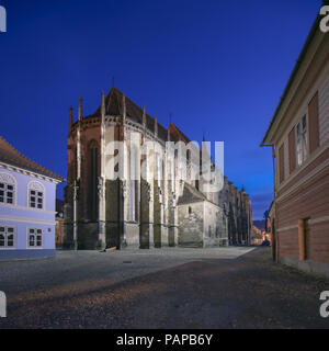 Vista del centro storico e la Chiesa Nera a Brasov all'alba. BRASOV Foto Stock