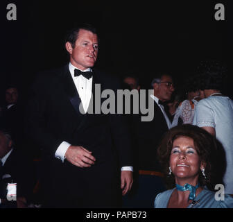 Der amerikanische Senatore Edward Ted Kennedy bei einem Abendempfang a Bonn, Deutschland 1971. Senatore americano Edward Ted Kennedy a un soiree durante la visita a Bonn, Germania 1971. Foto Stock