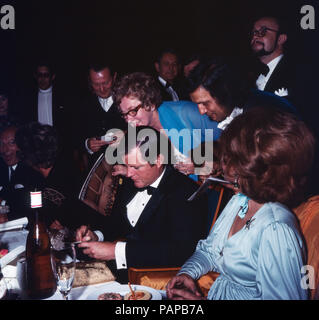 Der amerikanische Senatore Edward Ted Kennedy bei einem Abendempfang a Bonn, Deutschland 1971. Senatore americano Edward Ted Kennedy a un soiree durante la visita a Bonn, Germania 1971. Foto Stock