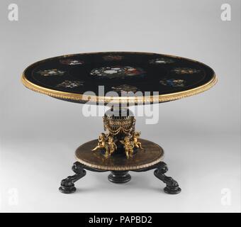 Marmo-top table. La cultura italiana, Firenze. Progettista: Theophil Hansen (danese, Copenaghen 1813-1891 Vienna). Dimensioni: Altezza (stand): 30 1/2 in. (77,5 cm); diametro (tavolo): 51. (129,5 cm). Fondatore: espressi da Hagenmeyer. Maker: Stand eseguiti da Heinrich Dübell (active ca. 1853-80). Manifattura: Top eseguito all Opificio delle Pietre Dure di Firenze, Italia. Modellatore: sculture in bronzo modellato da Josef Dollischek (attivo 1865-72). Data: ca. 1855-60. Quando questa tabella è arrivato al Metropolitan, è stato pensato per essere stata realizzata a Firenze circa 1880; tuttavia, curatore del Museo James Parker Foto Stock