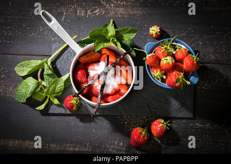 Confetti fragole fresche in pentola, Vaniglia Bourbon e menta Foto Stock