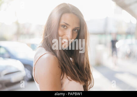 Piuttosto giovane donna della città Foto Stock