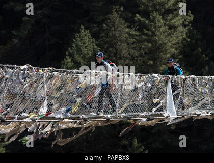 Il Nepal, Solo Khumbu, Everest, Sagamartha National Park, due persone attraversando il ponte di sospensione Foto Stock