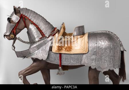 Armor per uomo e cavallo. La cultura italiana, Milano e Brescia. Dimensioni: come montato, H. di Horse Armor 75 1/2 in. (191.8 cm); L. di Horse Armor 90 a. (228.6 cm); W. di Horse Armor 30 a. (76,2 cm); peso di Horse Armor compresi sella 93 lb. 1 oz. (42,2 kg); per peso di uomo di armor ca. 37 lb. 16.78 (kg). Data: uomo di armor, ca. 1570 e successive; Horse Armor, ca. 1580-90 e successivamente. Il cavallo armor è coperto con inciso ornamento che include ondulata di fogliame, creature mitologiche, putti alati, ed eroi da biblica e la storia classica, come Davide e Golia e Marcus di Curtius. Il Foto Stock