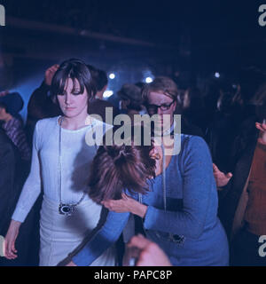 Junge Frauen tanzen ausgelassen in einer Diskothek, 1970er Jahre.giovani donne che danzano in una discoteca, 1970s. Foto Stock