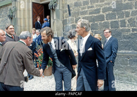 Gäste bei der Hochzeit von Erbprinz Ernst August von Hannover mit Chantal Hochuli auf Schloß Marienburg bei Hannover, Deutschland 1981. Valutazione delle nozze di erede al trono Ernst August von Hannover con Chantal Hochuli al Castello di Marienburg vicino Hannover, Germania 1981. Foto Stock