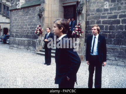 Gäste bei der Hochzeit von Erbprinz Ernst August von Hannover mit Chantal Hochuli auf Schloß Marienburg bei Hannover, Deutschland 1981. Valutazione delle nozze di erede al trono Ernst August von Hannover con Chantal Hochuli al Castello di Marienburg vicino Hannover, Germania 1981. Foto Stock