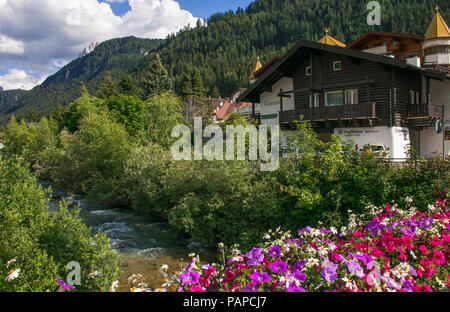 ORTISEI, Italia - Luglio 17, 2018: Rio Gardena fiume nel centro storico della cittadina di Ortisei Val Gardena, Italia Foto Stock