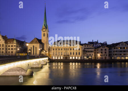 Limmat riverside con chiese famose in Zuerich, Svizzera Foto Stock