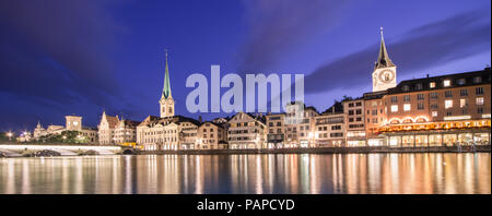 Limmat riverside con chiese famose in Zuerich, Svizzera Foto Stock