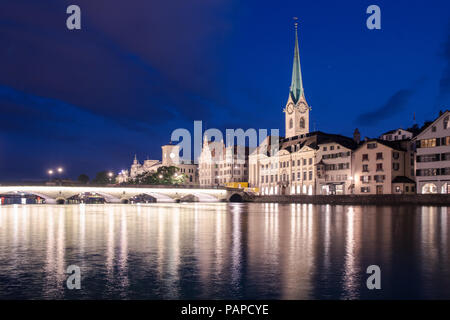 Limmat riverside con chiese famose in Zuerich, Svizzera Foto Stock