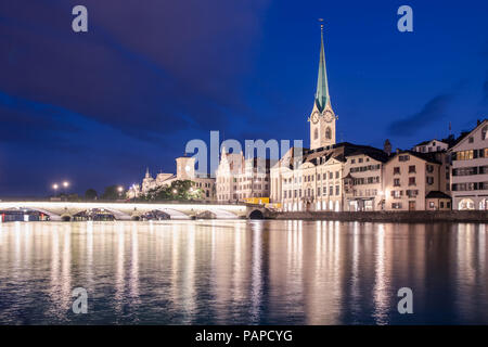 Limmat riverside con chiese famose in Zuerich, Svizzera Foto Stock