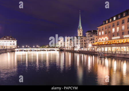 Limmat riverside con chiese famose in Zuerich, Svizzera Foto Stock