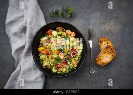 Tabulé fatta di cuscus, pomodori, cipolle, cetrioli, prezzemolo e menta Foto Stock