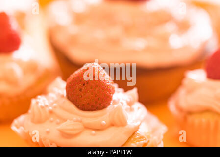 Gustosi tortini con panna e fragola Foto Stock