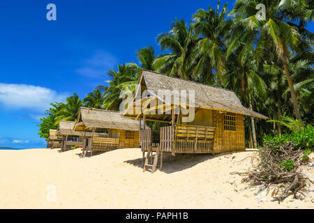 Spiaggia di bambù capanne in paradiso tropicale con palme e la Sabbia Bianca - Daku Isola, Siargao - Filippine Foto Stock
