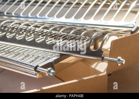 Organizer per utensili. Ripiano per le piastre. Bar ripiano per bicchieri di vino alla cucina. Accessori per mobili. Costruito in apparecchiature. Foto Stock