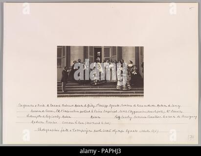 Compiègne, Présentation du Prince Impérial. Artista: Olympe Aguado de Las Marismas (francese, Parigi 1827-1894 Compiegne). Dimensioni: Immagine: 11,3 × 18,8 cm (4 7/16 x 7 3/8 in.). Montaggio: 30,7 × 42,3 cm (12 1/16 × 16 5/8 in.). Data: 1856. Il 16 marzo 1856, Imperatrice Eugénie diede alla luce un erede maschio, Napoléon Eugène, noto come il principe imperiale, garantendo in tal modo la continuazione dell'imperial bloodline. In una serie di eventi che l'autunno presso il palazzo di Compiègne, il principe imperial è stato presentato ai membri della Corte. Olympe Aguado, un talentuoso fotografo dilettante e membro fondatore del Fren Foto Stock