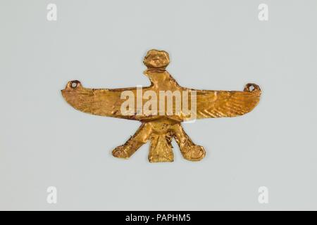 Falcon amuleto. Dimensioni: l. 4,5 cm (1 3/4 in.) × h. 2,4 cm (15/16 in.). Dynasty: Dynasty 26-29. Data: 664-380 A.C. Museo: Metropolitan Museum of Art di New York, Stati Uniti d'America. Foto Stock