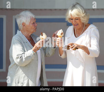 La duchessa di Cornovaglia gode di un gelato con Dame Judi Dench come arriva al Queen Victoria's spiaggia privata, accanto al monarch casa vacanze in Oriente Cowes sull'Isola di Wight. Dame Judi, patrono degli amici di Osborne House, mostrerà Camilla il recentemente ristrutturato Durbar Camera, che era uno dei luoghi per il film di Victoria e Abdul in cui ha giocato la regina Victoria. Foto Stock