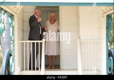 Michael Hunter, il curatore di Osborne House, mostra la duchessa di Cornovaglia di Queen Victoria's cabine sulla spiaggia privata, accanto al monarch casa vacanze in Oriente Cowes sull'Isola di Wight. Dame Judi, patrono degli amici di Osborne House, mostrerà Camilla il recentemente ristrutturato Durbar Camera, che era uno dei luoghi per il film di Victoria e Abdul in cui ha giocato la regina Victoria. Foto Stock