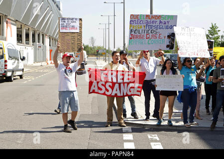 I sostenitori di Julian Assange presso la Queen Elizabeth Olympic Park nella zona est di Londra, a seguito della disabilità globale di vertice. Foto Stock