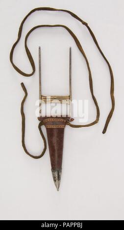 Pugnale (Katar) con guaina. Cultura: Indiano. Dimensioni: L. con guaina 9 13/16 in. (24,9 cm); L. senza guaina 9 5/16 in. (23,7 cm); W. 2 3/16 in. (5,6 cm); Wt. 4.5 oz. (127.6 g); peso di guaina 0,7 oz. (19,8 g). Data: del XIX secolo. Museo: Metropolitan Museum of Art di New York, Stati Uniti d'America. Foto Stock
