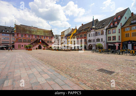 Vista del colorato ex municipio e Place de la Réunion a Mulhouse, Alsazia, Francia. Foto Stock