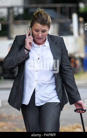 Jenny Lee Clarke arriva a Cardiff Crown Court, dove ella è sotto processo accusato di frodare spese parlamentare corpo IPSA mentre lavora per la MP per Swansea Est, Carolyn Harris, come office manager. Foto Stock