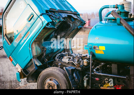 Russia, Novosibirsk - Novembre 23, 2017: di piccola stazza carrello Toyota duna. vano motore, vista del motore sotto la cabina Foto Stock