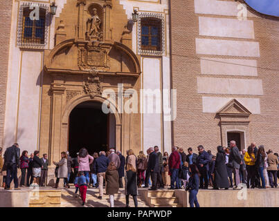 Chiesa spagnola. Menor de Nuestra Señora de las Mercedes, piccola città rurale spagnola celebra Semana Santa, sfilata di Pasqua, settimana Santa, Oria Andalucia Foto Stock