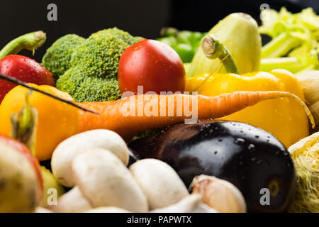 Coltivati localmente il peperone, mais, carota, funghi e altri naturale cibo vegan posa sulla tavola. Close-up di immagini fresche verdure organiche Foto Stock