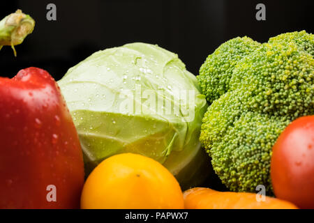 Close-up di immagini fresche verdure organiche. Coltivati localmente il cavolo, peperone, broccoli e altri naturale cibo vegan. Foto Stock