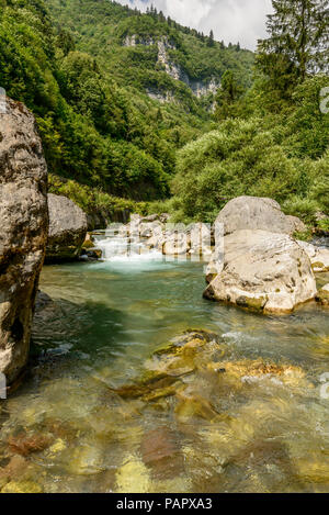 Rockpool con cascata nelle limpide acque del torrente Dezzo, girato in condizioni di intensa luce estiva in Via Mala, Valle di Scalve canyon, Colere, Bergamo, Orobie, Lombardia, Ita Foto Stock