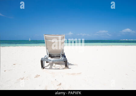 Lonely lettino solare su una spiaggia caraibica, in Repubblica Dominicana Foto Stock