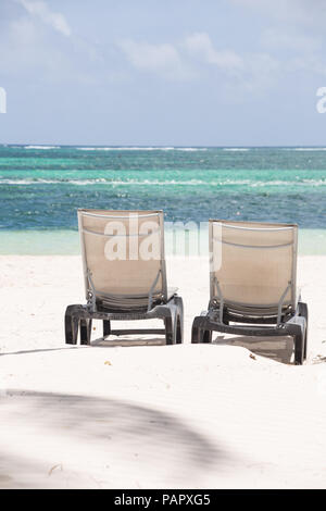 Lonely lettino solare su una spiaggia caraibica, in Repubblica Dominicana Foto Stock
