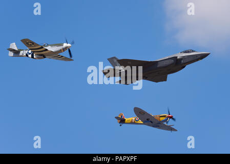 United States Air Force USAF Heritage volo Lockheed Martin F-35un fulmine II, il Supermarine Spitfire, North American P Mustang aerei da combattimento Foto Stock