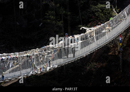 Il Nepal, Solo Khumbu, Everest, Sagamartha National Park, due persone attraversando il ponte di sospensione Foto Stock