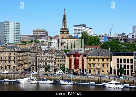 Vista sul Fiume Tyne verso Newcastle upon Tyne con la chiesa di San Villibrordo con tutti i santi la torre dell orologio al centro, Newcastle su T Foto Stock