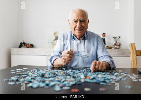 Senior uomo facendo un puzzle Foto Stock