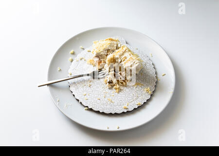 Torta incompiuto piastra piatto sporco e torta rotto Foto Stock