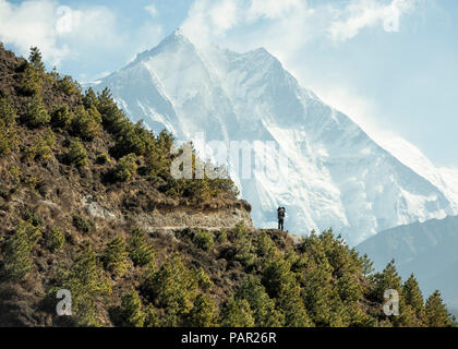 Il Nepal, Solo Khumbu, Everest, Sagamartha National Park, un uomo guarda il Monte Everest Foto Stock