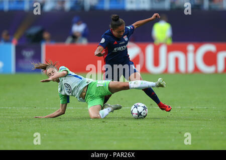 Kiev, Ucraina - 24 Maggio 2018: Selma Bacha corre e dribbling con la palla. Tessa Wullaert esegue impressionante scivolata. Femminile UEFA Champions L Foto Stock