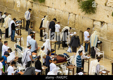 10 maggio 2018 uomini ebrei nella preghiera scialli e phylacteries pregare con fervore verso il tradizionale luogo santo al Muro Occidentale di Gerusalemme in Israele Foto Stock