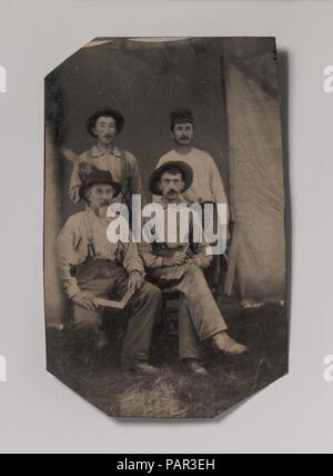 [Quattro operai tenendo diversi strumenti: Square, Hatchet, piano in legno e cazzuola]. Artista: Sconosciuto (americano). Dimensioni: Immagine: 9,8 x 6,2 cm (3 7/8 x 2 7/16 in.). Data: 1860s-70s. Museo: Metropolitan Museum of Art di New York, Stati Uniti d'America. Foto Stock