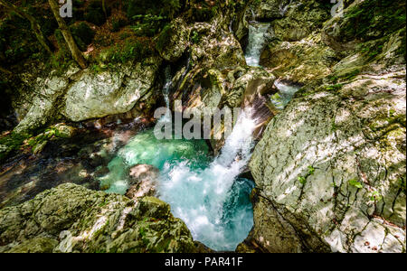 Idilliaco fiume di montagna nella valle Lepena, Soca - Slovenia Bovec. Acqua Sunik grove - bella ruscello di montagna con cascata e pool di turquo verde Foto Stock