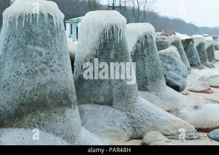 Icy alla protezione del litorale, calcestruzzo fortificazioni di riva Foto Stock