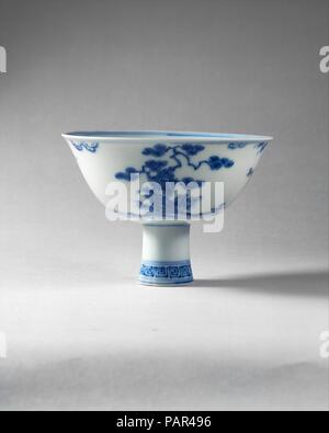 Vaso a stelo. Cultura: la Cina. Dimensioni: diam. 6 1/4 in. (15,9 cm). Data: tardo XV secolo. Museo: Metropolitan Museum of Art di New York, Stati Uniti d'America. Foto Stock