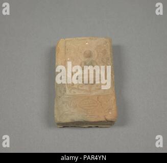 Tavoletta votiva. Cultura: la Cina. Dimensioni: H. 3 3/16 in. (8.1 cm); W. 1 3/4 in. (4.4 cm). Museo: Metropolitan Museum of Art di New York, Stati Uniti d'America. Foto Stock